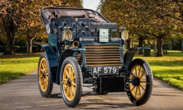 1899 г. е историческа година за италианската индустрия: Fiat е основан на 11 юли , който навлиза на автомобилния пазар няколко месеца по-късно . Той го прави с Fiat 3&frac12; HP, първата кола в историята, оборудвана с крачна спирачка, вместо ръчния лост, използван до този момент. Както показва съкращението, той е оборудван с 657-кубиков двуцилиндров двигател с мощност под  4 к.с. Достигна максимална скорост от 35 км/ч.
